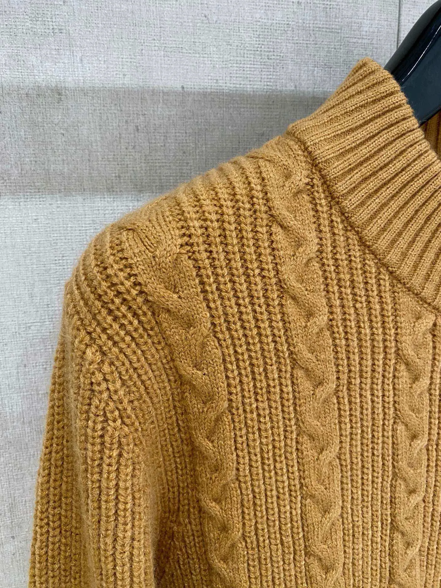 🅿️540 【LV Louis Vuitton】Autumn and winter classic cardigan sweater, in full condition! ! ! Wool blended fabric, the latest model in 2025, golden ratio! ! Slim-fitting soft gold, versatile and practical item, the combination and practicality are extremely powerful, simple and elegant, and classy! To create your own style, it is highly recommended to buy it in two colors. The standard slim fit tailoring process is suitable for both young and old men. It is knitted from wool and will not cause any discomfort! While keeping warm, it is stylish, textured and wearable, and the classic logo with contrasting colors on the chest feels in place! ! Recommended for regular customers! ! Size M-3XL (maximum wear: 190 pounds)